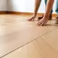 jak układać panele podłogowe v fugą