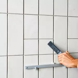Jak układać płytki w jodełkę na ścianie