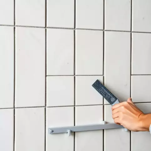 Jak układać płytki w jodełkę na ścianie