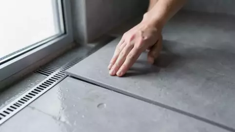odpływ liniowy jak układać płytki