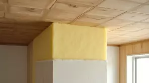 Układanie wełny na suficie podwieszanym